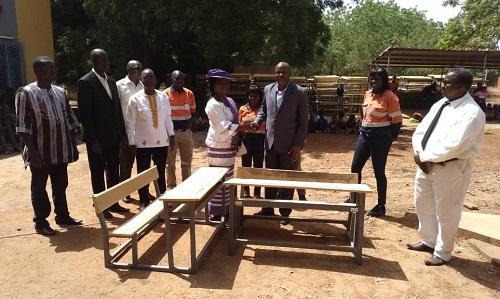 Education : La société minière Wahgnion Gold Operation offre 650 tables-bancs à la province de la Léraba