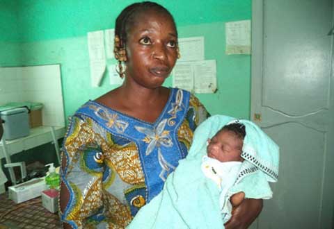 Niangoloko : Un bébé d’un jour abandonné dans une cour